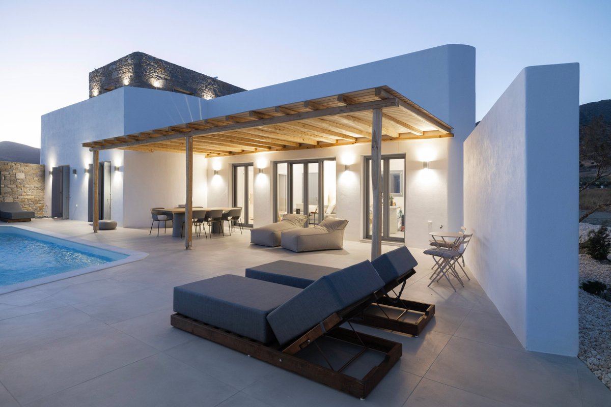 Poolside Panorama: Coastal Luxury & Vistas