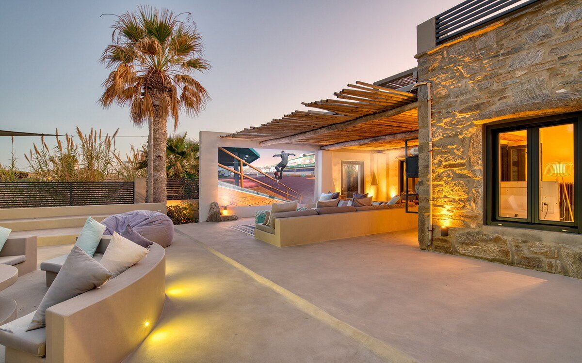 Luxury Villa in Paros with beach access + jacuzzi gallery image 3