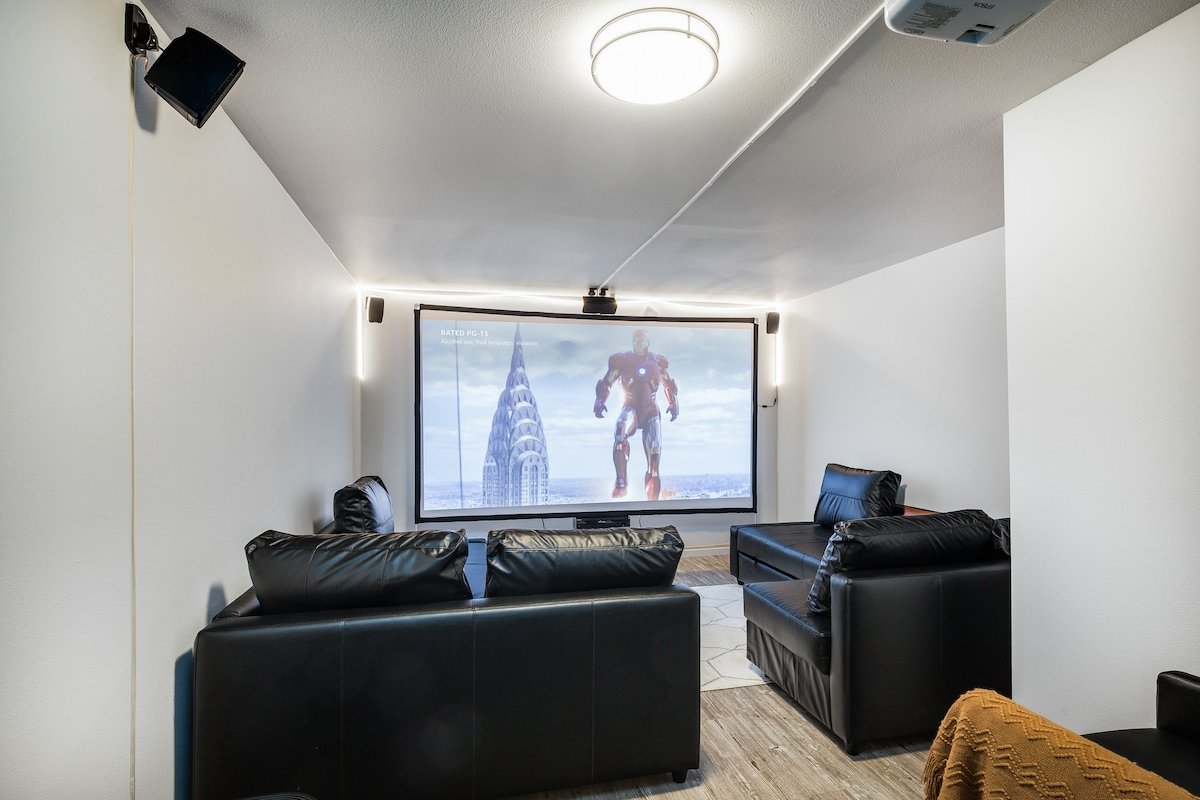 Designer 4B3B w Theater & Rooftop close to CapHill gallery image 4