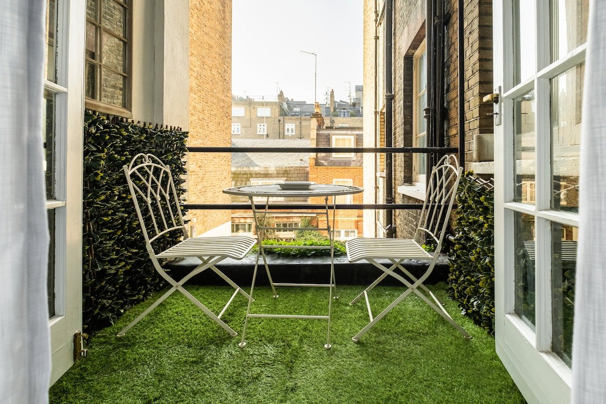 Luxe Knightsbridge Flat with AC gallery image 4