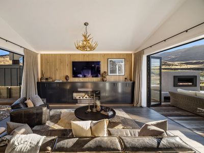 The Rose – Luxury Escape with Fireplace & Views