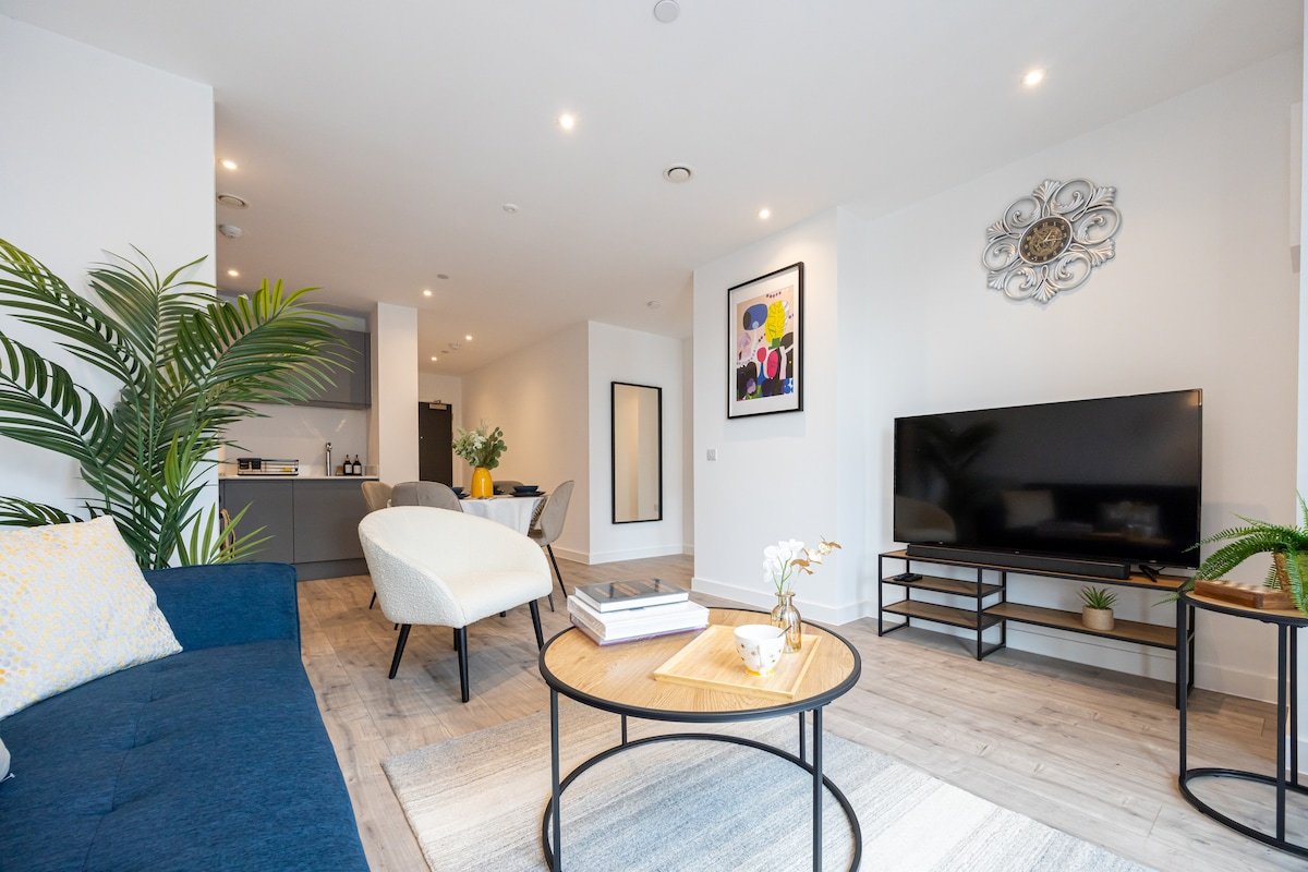 Stylish City Centre | 2BR Urban Retreat gallery image 2