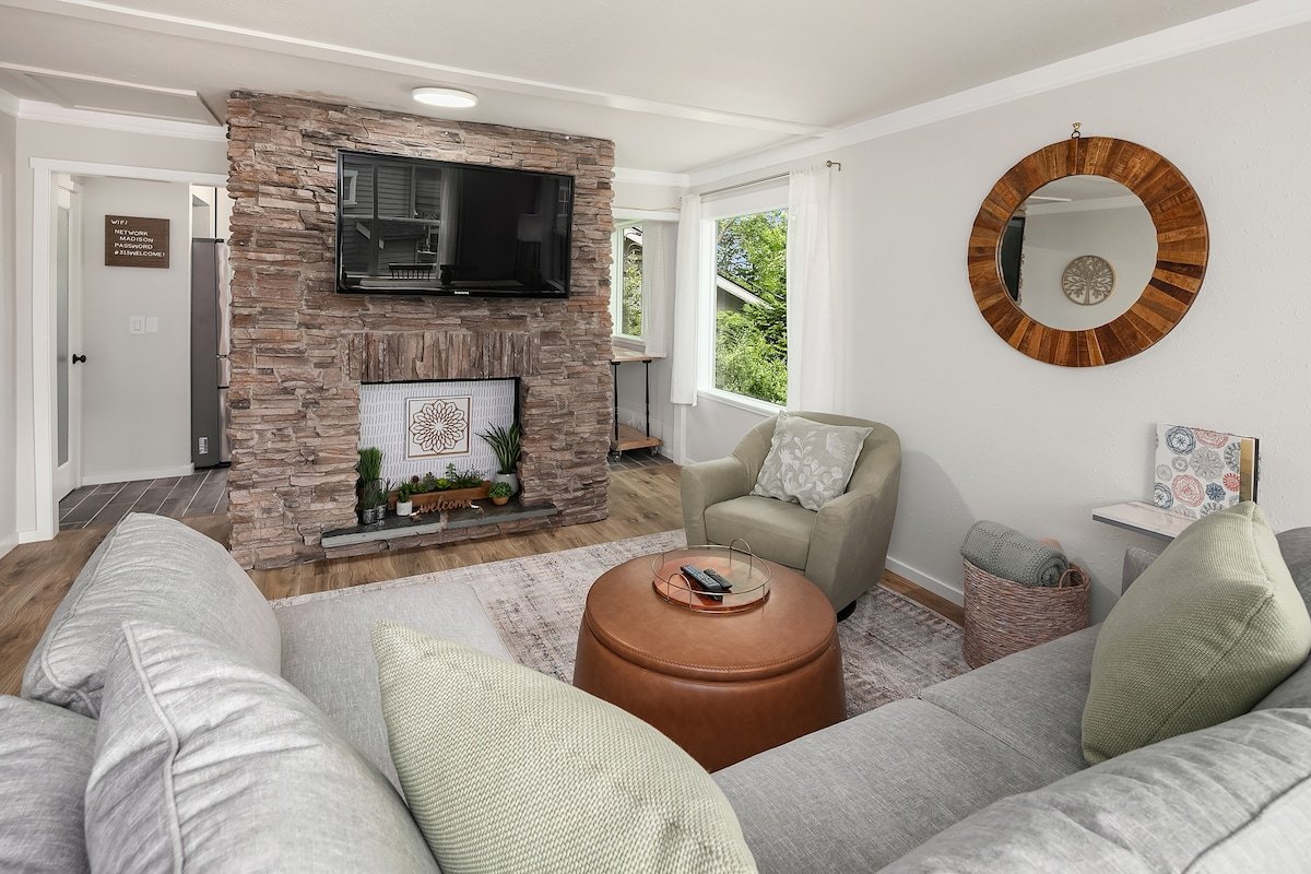 Spacious & Modern 3 Bedroom in Madison Valley gallery image 3