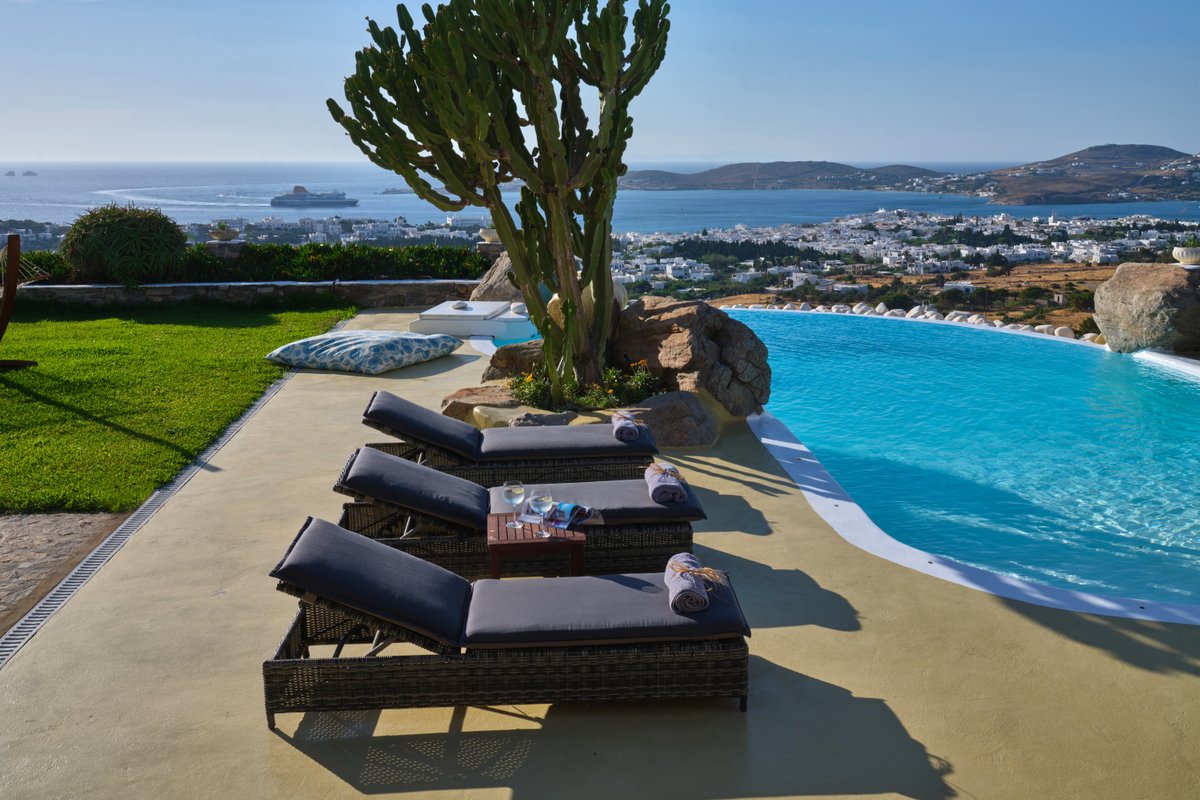 Villa Carmen with pr. pool close to Parikia