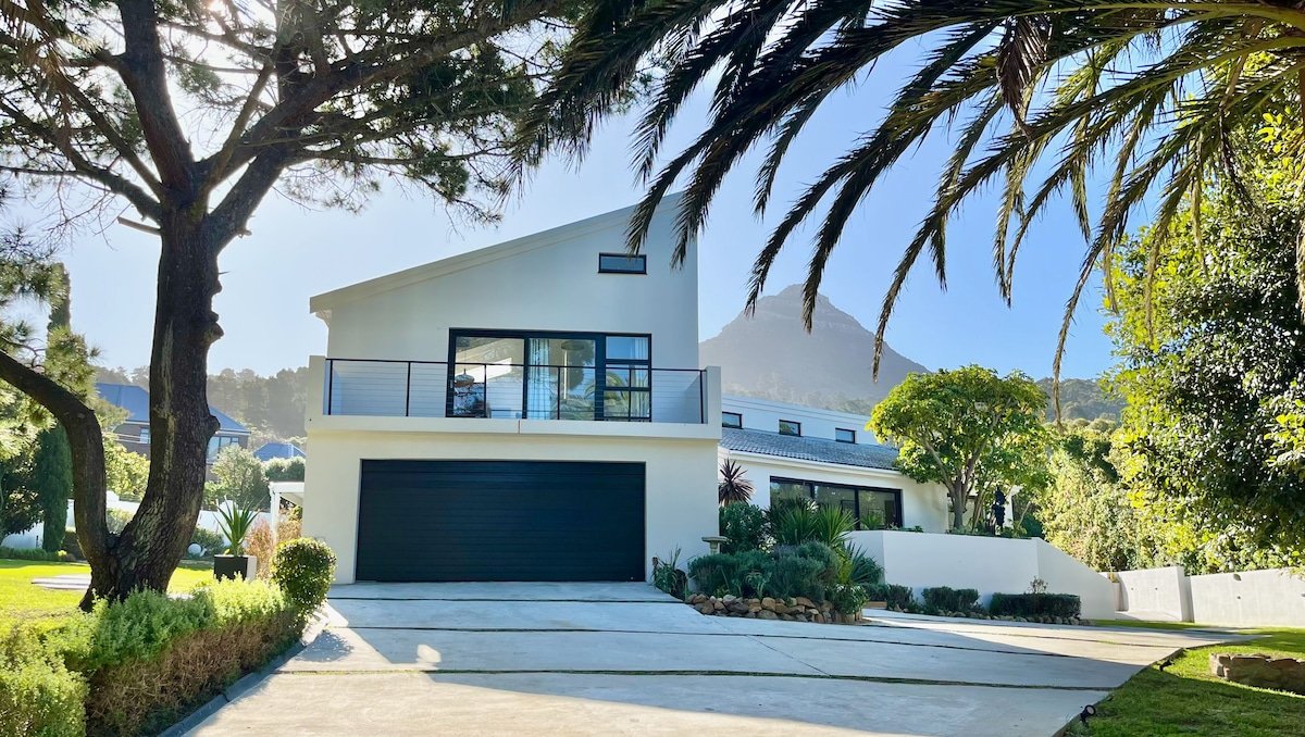 Modern House Set Within Beautiful Gardens gallery image 2