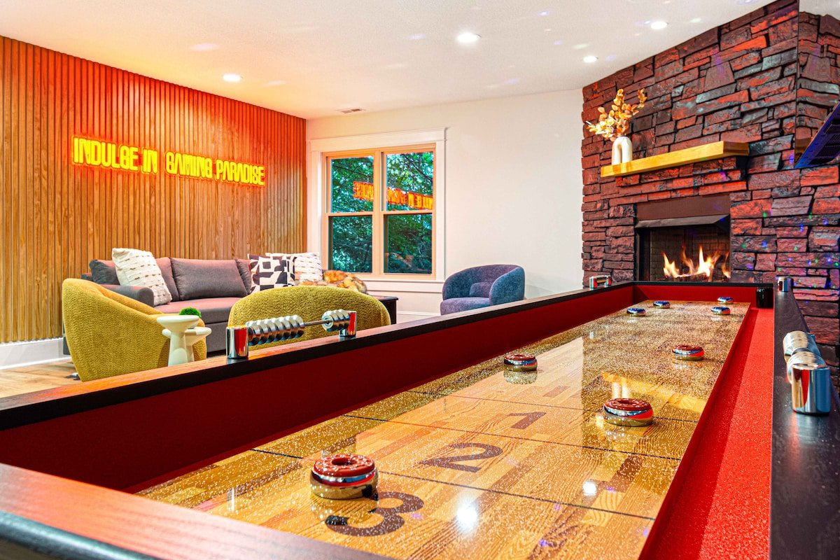 Sleeps 20! | Asheville Oasis | Theater | Sauna gallery image 4