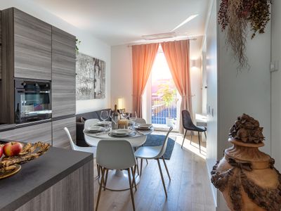 Centrale trilocale, 2 bagni e balconi, Lux, Milano