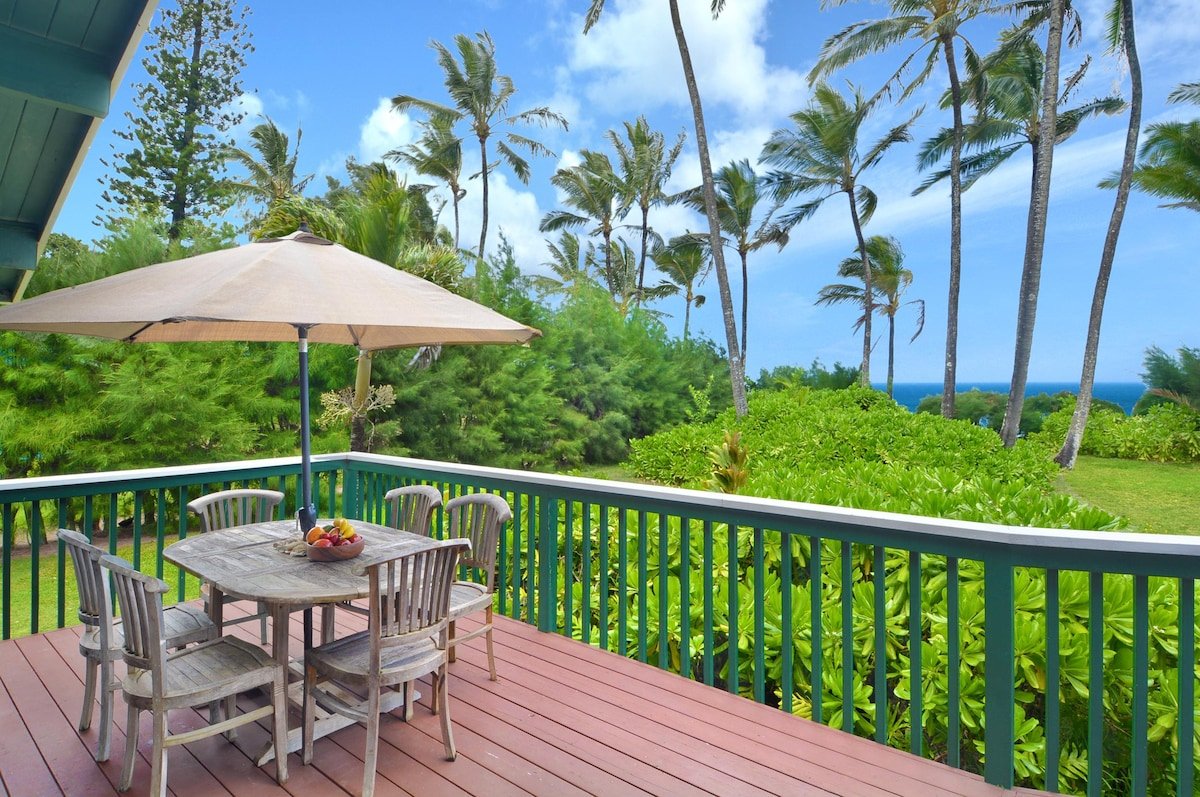 Waiohonu Lush, tropical foliage, Beachfront Home gallery image 3