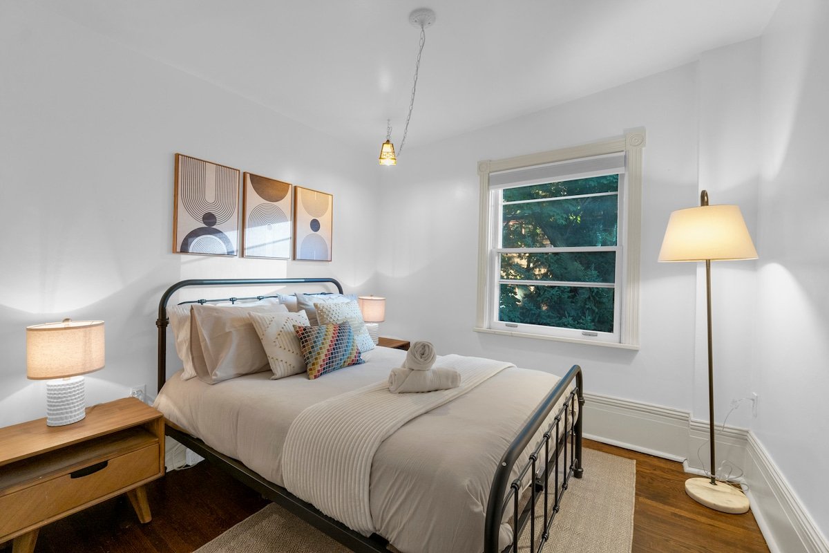 The Downtown Victorian – 5BR – Private Yard ~ BBQ gallery image 5