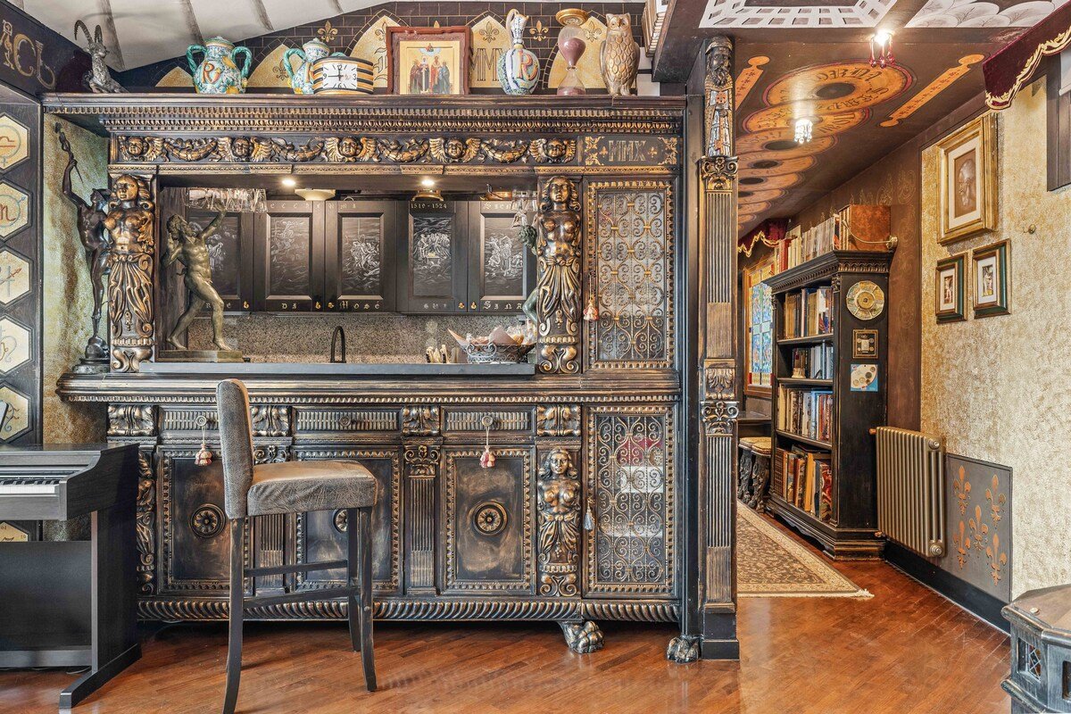 Renaissance & Baroque Apartment with Duomo Views! gallery image 3