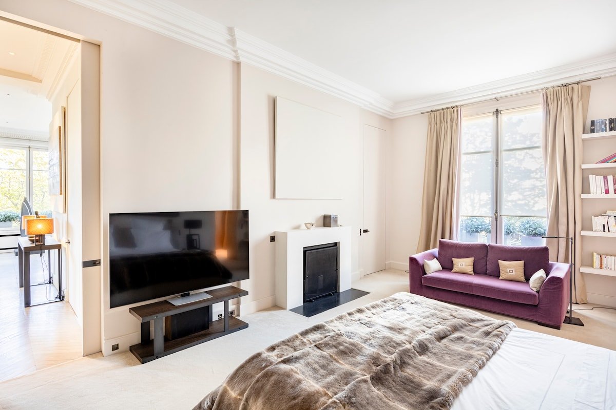 Paris Champ de Mars gallery image 4