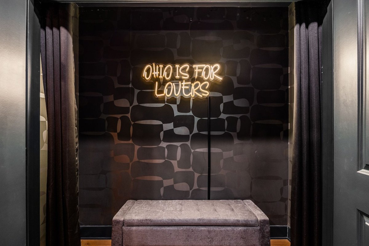 Stylish City Escape: Hot Tub, Games, Photo Booth gallery image 4