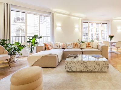 Elegant prime 3-bed apt with AC near Champs-Elysee