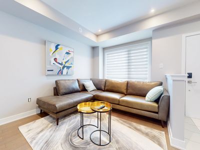 Spacious 5 Bedroom/5 Bath Townhouse