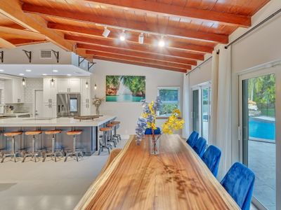 Large 3 bedroom heated pool large Yard