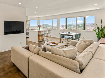 Private Modern House: Stunning Views & Backyard