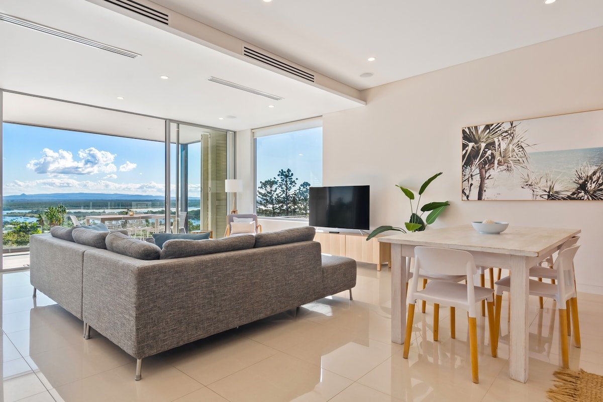 Spacious Penthouse with Stunning Ocean Views gallery image 5