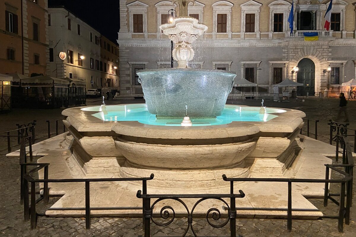 The great beauty of Piazza Farnese gallery image 4