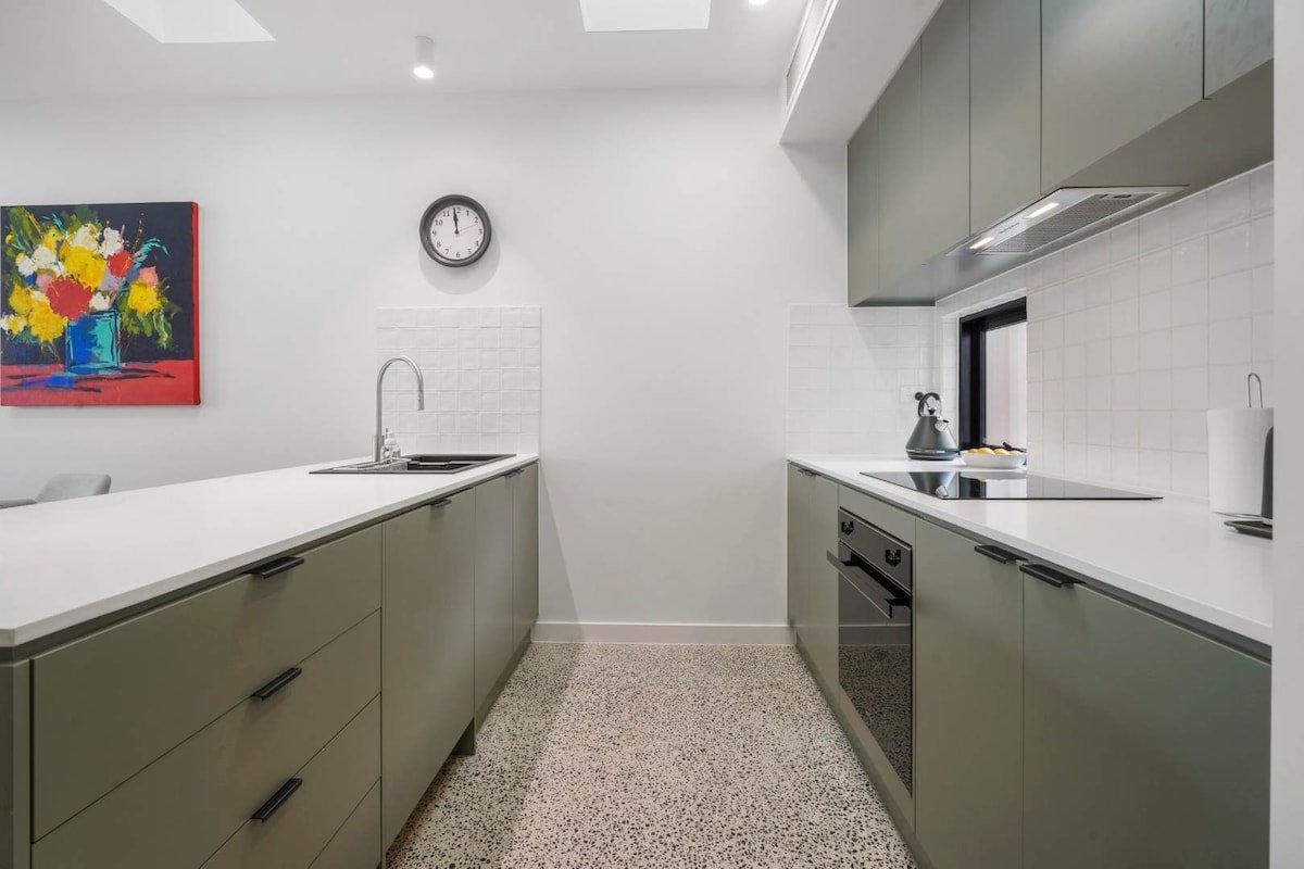 Peaceful Retreat with Backyard in Brunswick East gallery image 5