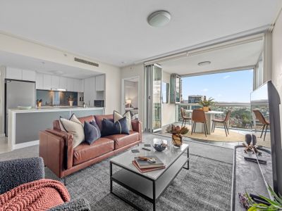Top Floor! 2Bed/2Bath/1Car/Pool/Views ~ CBD