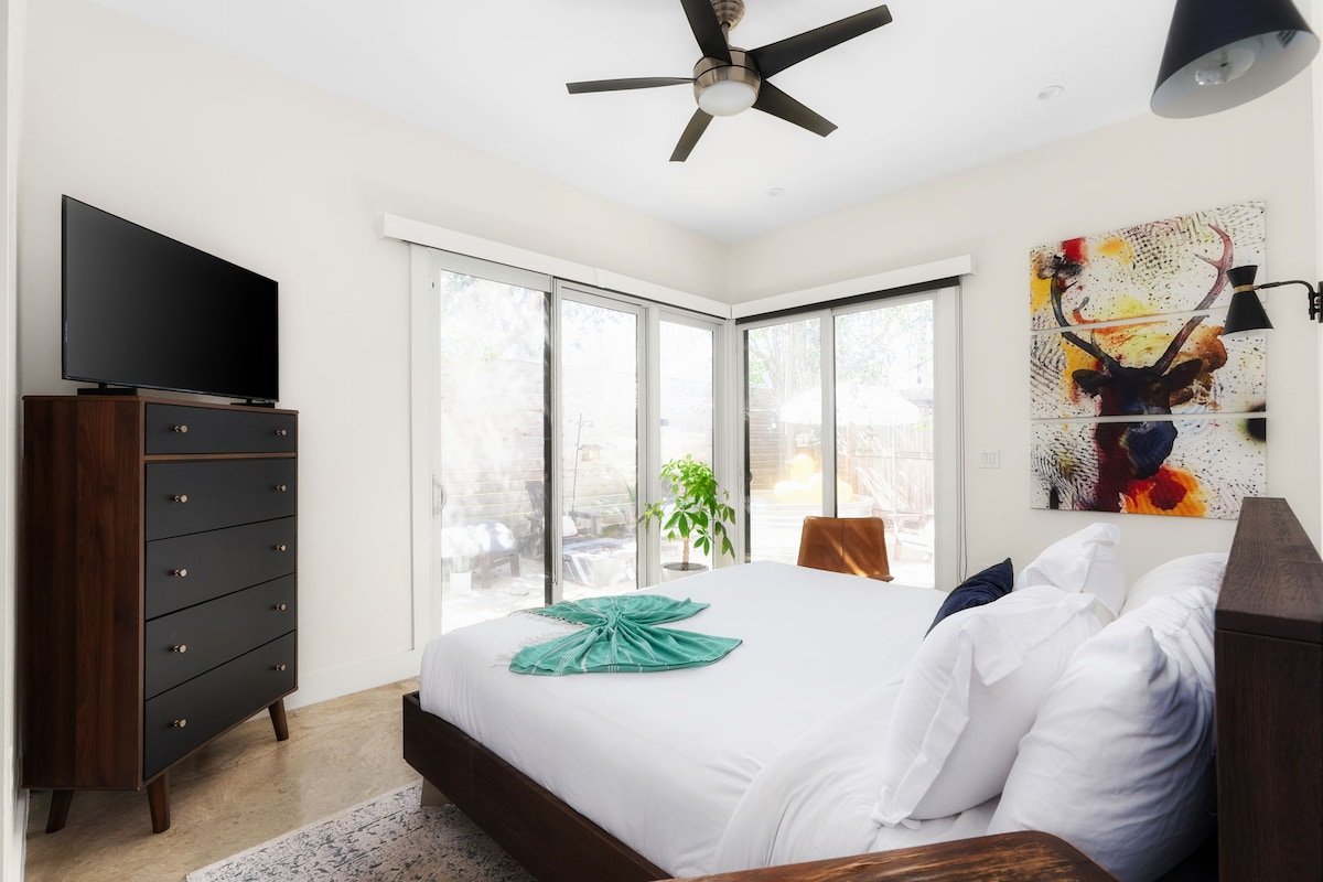 Pet Friendly Art Casa with Heated Pool & 6 Beds gallery image 4