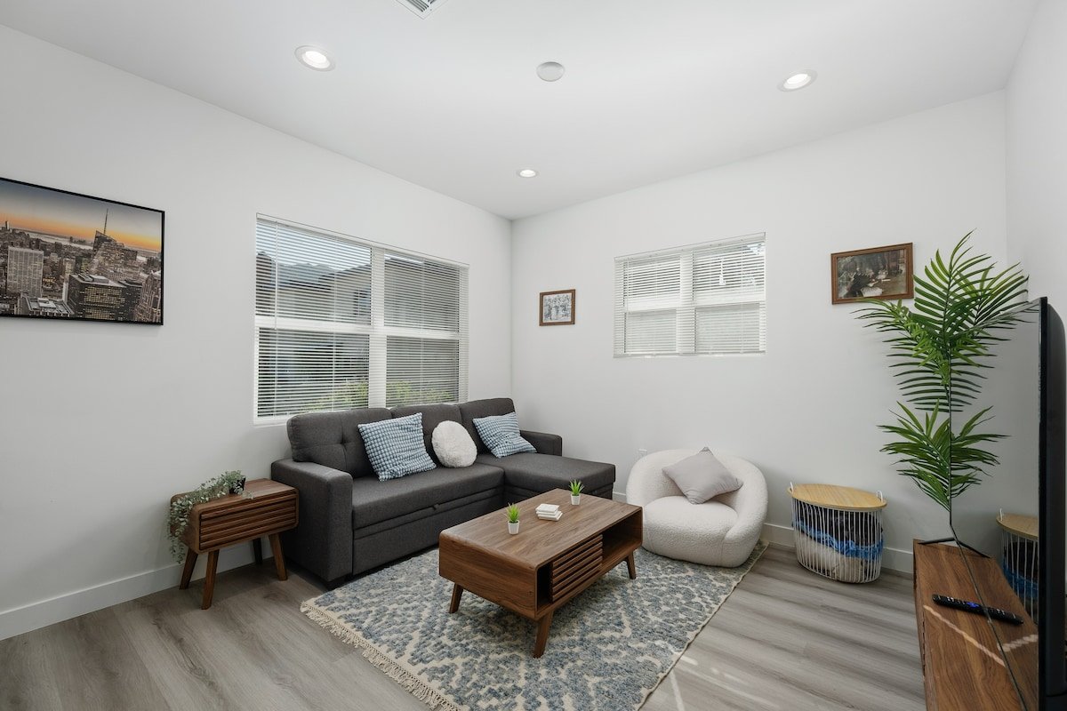 Modern & Bright 3BR | Family Friendly | New Home gallery image 2