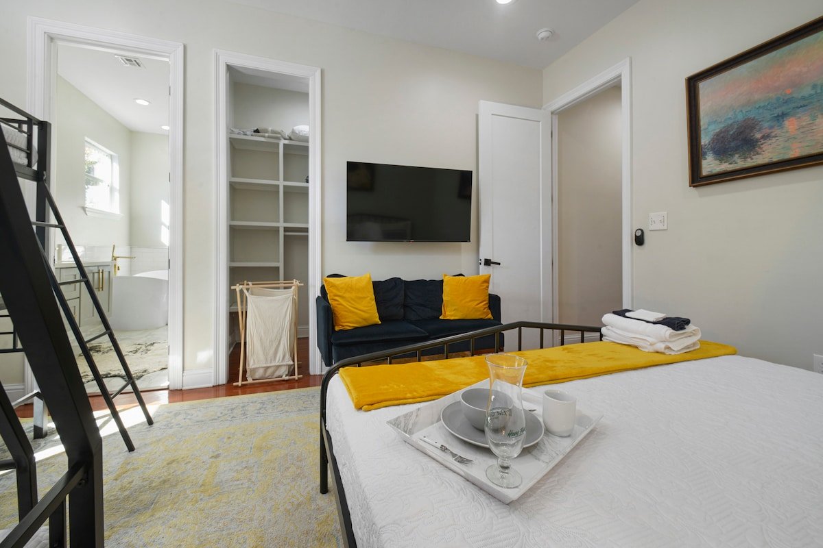 Blocks 2 FQ- 9 Beds, Bonus BR, 2 Master BRs & TVs gallery image 4