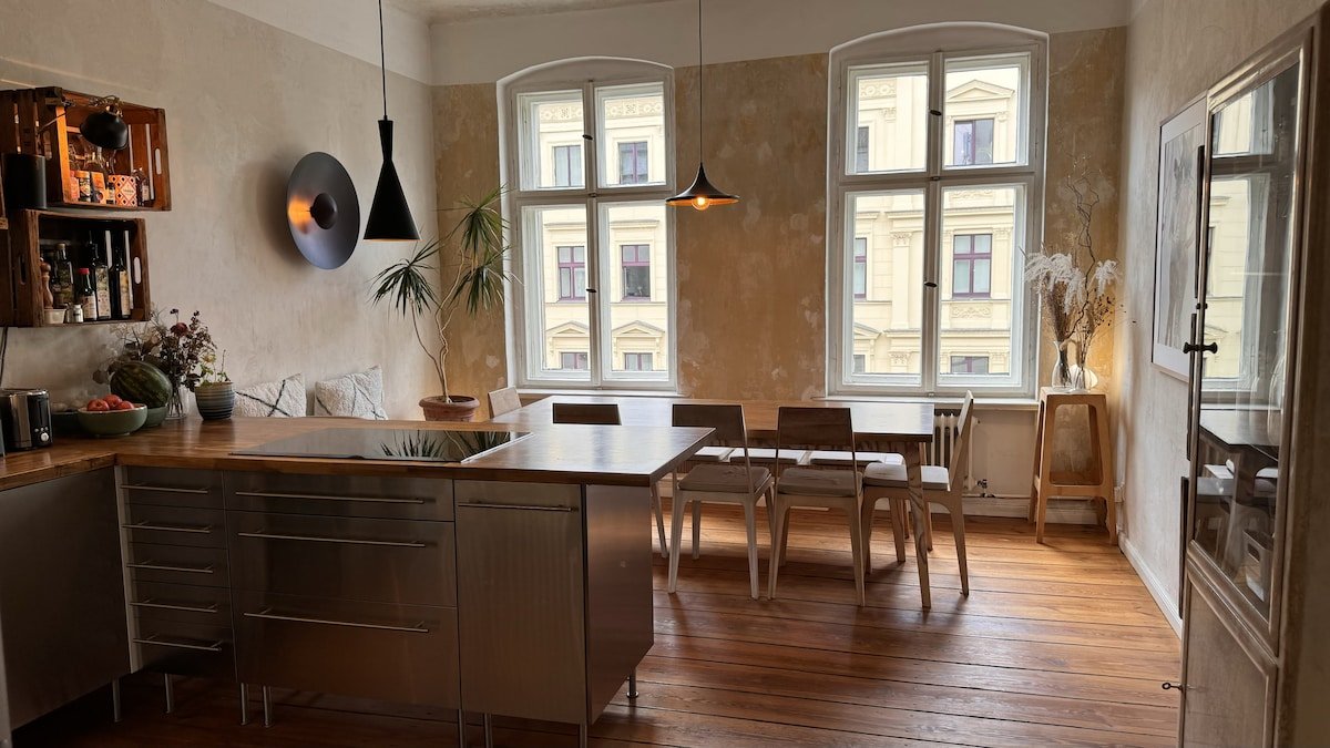 Great Bright Central Place Piano, Cinema & Balcony gallery image 2