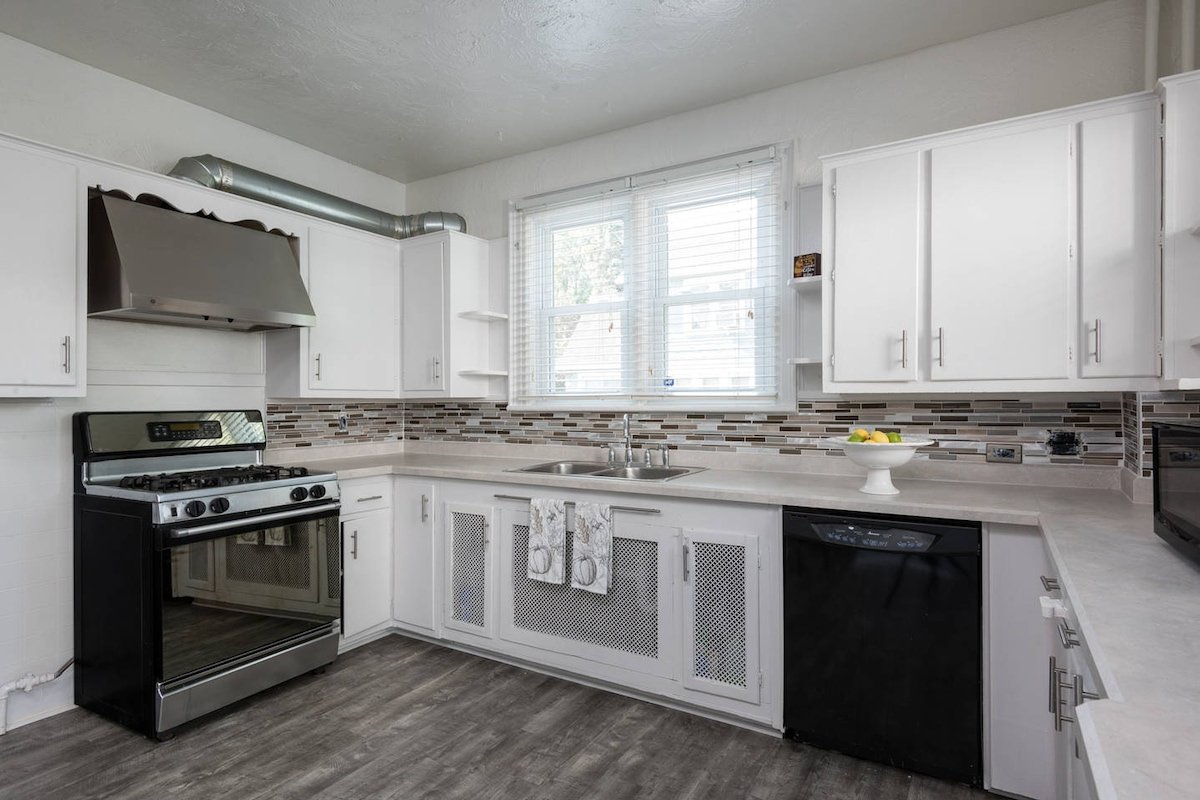 8 Year SuperHost 5 Bedroom Home In Albany! gallery image 4