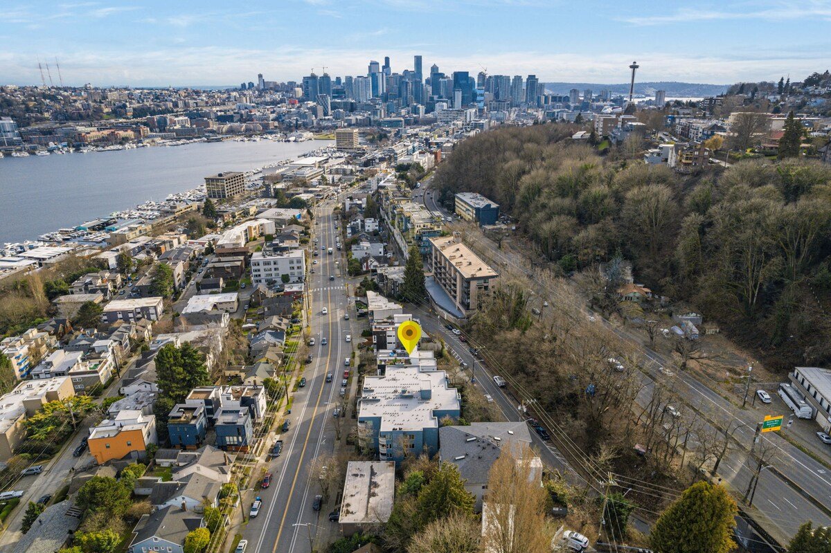 Queen Anne Rooftop • FIFA Stay • Skyline Views gallery image 4