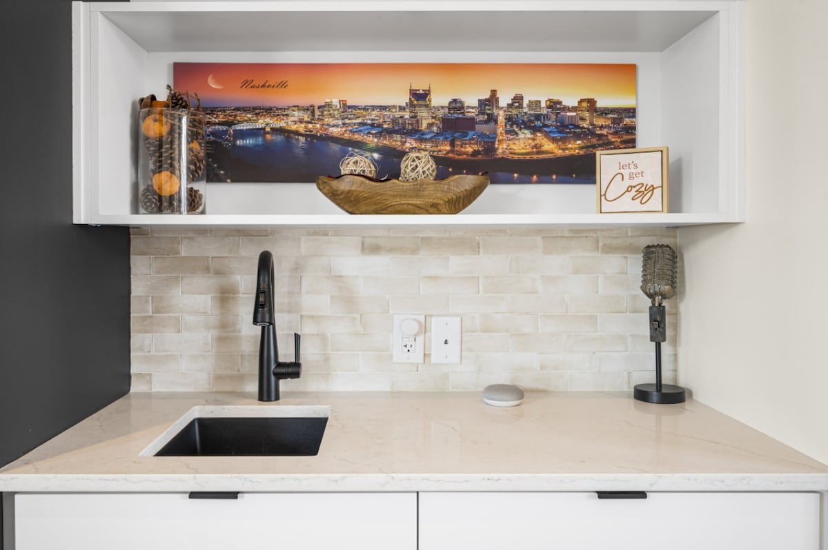 6 Bed – Perfect close 2 Downtown NFL Sunday Ticket gallery image 4