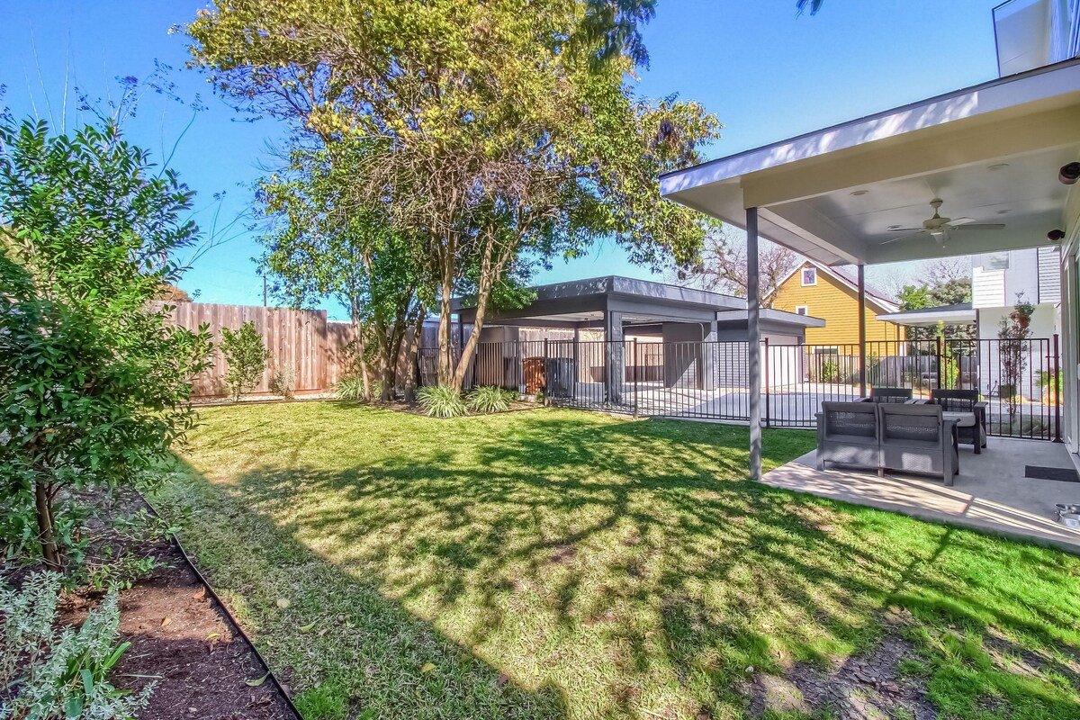 Upscale on S. Lamar- garage, gated yard w/dog door gallery image 4