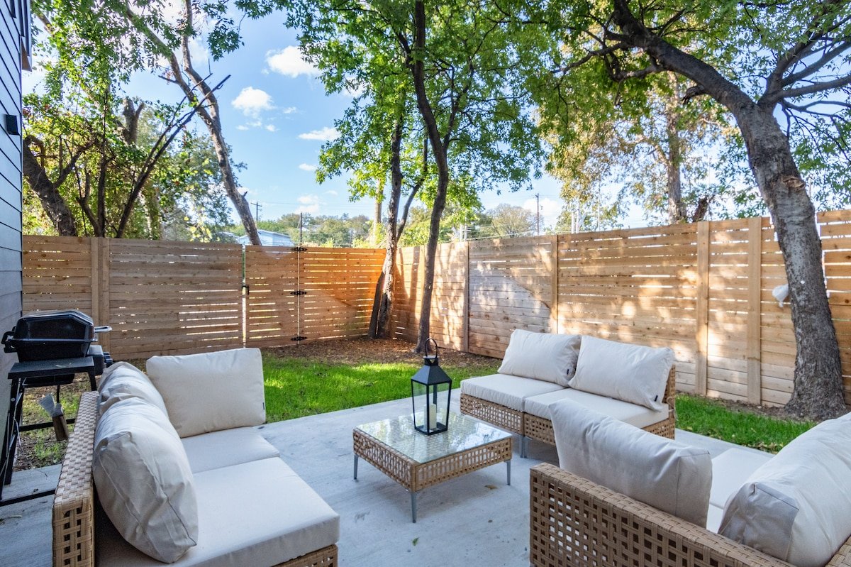 Dtown Modern Retreat :Steps from Everything + Pool gallery image 3