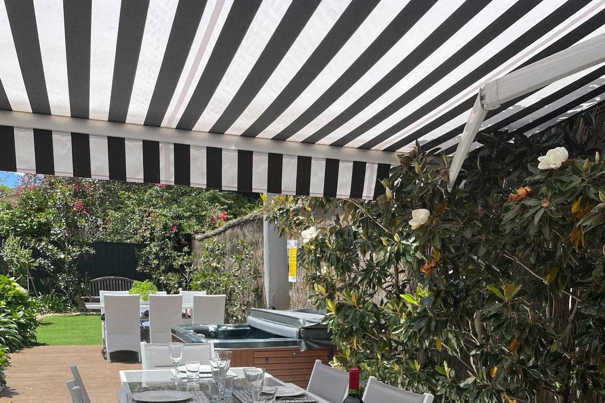 Sunny Rose Bay pad with spacious garden + Hot tub gallery image 5