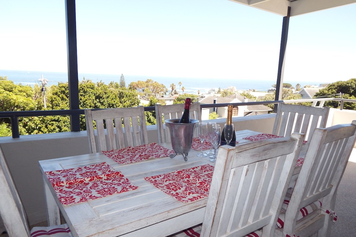 Llandudno Beach Walk. 2 min to beach. gallery image 3