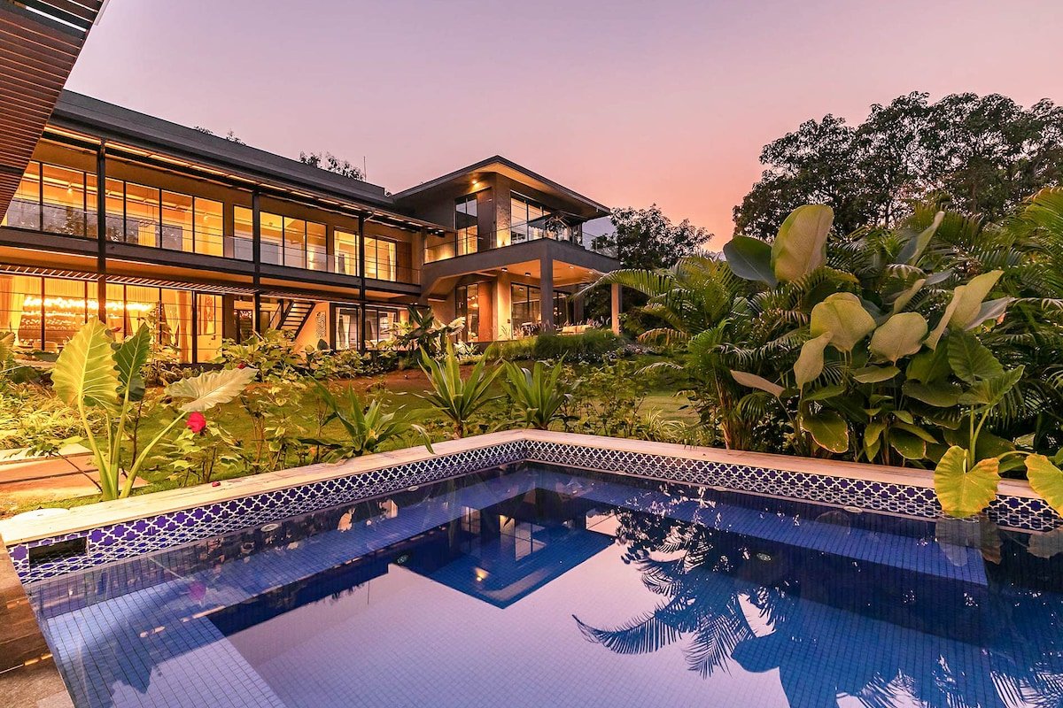 Lux Charcoal Villa by StayVista Pool, Foosball &TT