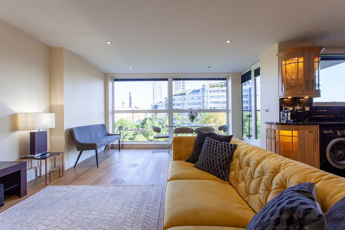 Luxury apartment by River Thames & Chelsea Harbour gallery image 3