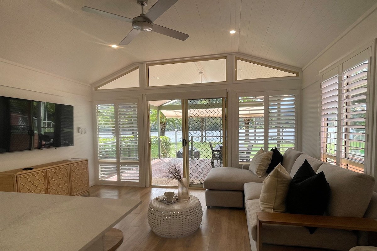 Private modern waterfront cabin – Hawkesbury River gallery image 2