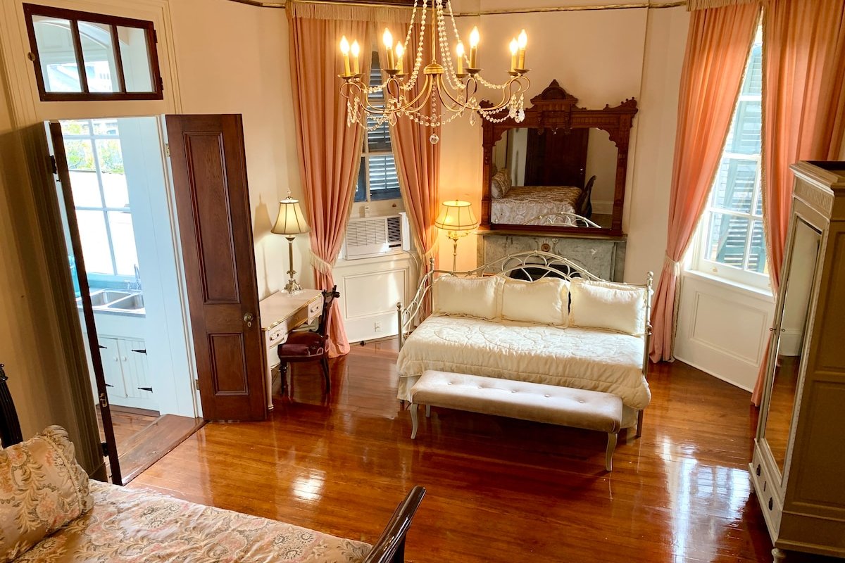 NEW! Private 2-BR Lanaux King Ste w/balcony Fr.Qtr gallery image 5