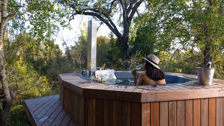 Simbavati Waterside Luxury Suite with private KolKol tub