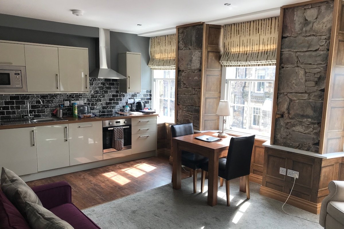 Royal Mile Old Town Edinb’gh Castle gallery image 3