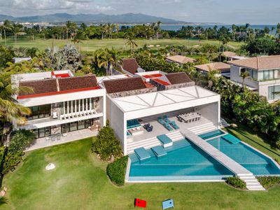 Luxury Oceanfront Retreat w/ Pools, Jacuzzi & Chef