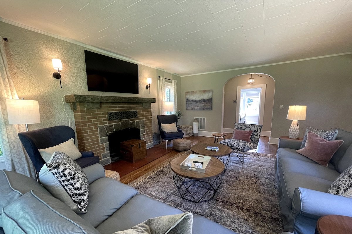 Dog Friendly 5 BR W/ Hot Tub & Fire Pit on 9 Acres gallery image 5