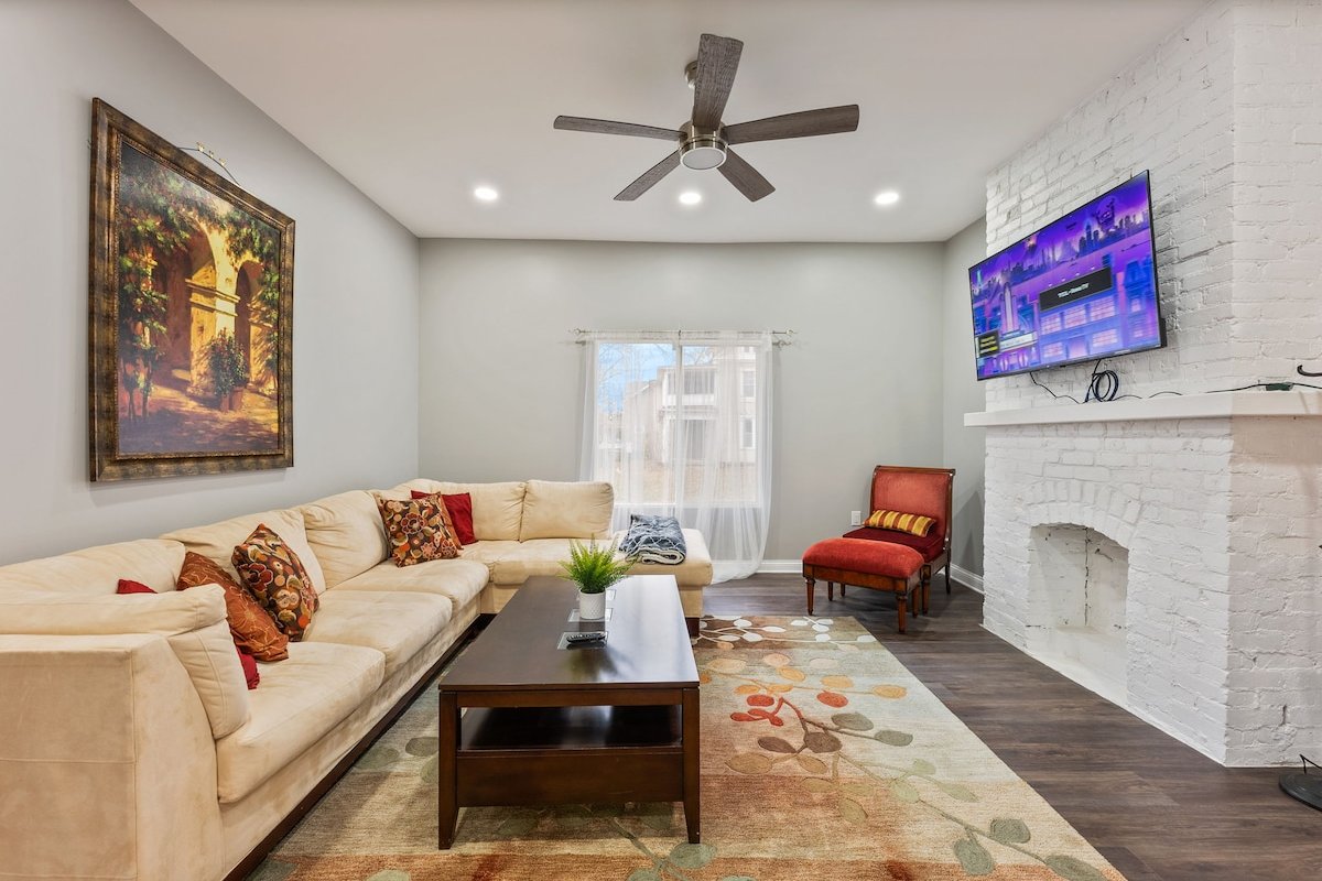 The Gathering House – Spacious & Stylish w/ Garage gallery image 3