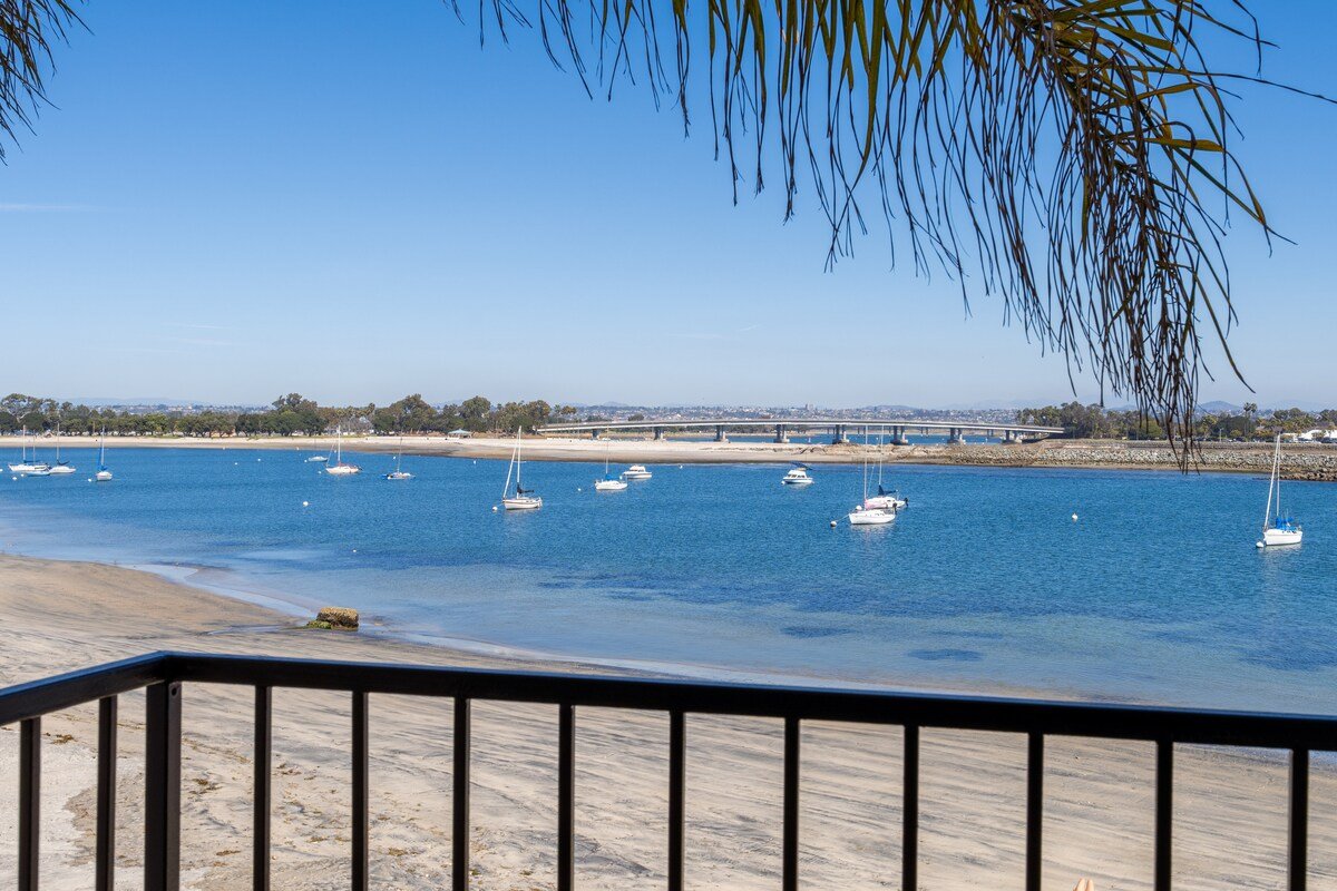 Bayfront Penthouse w/ Firework and Water Views! gallery image 3