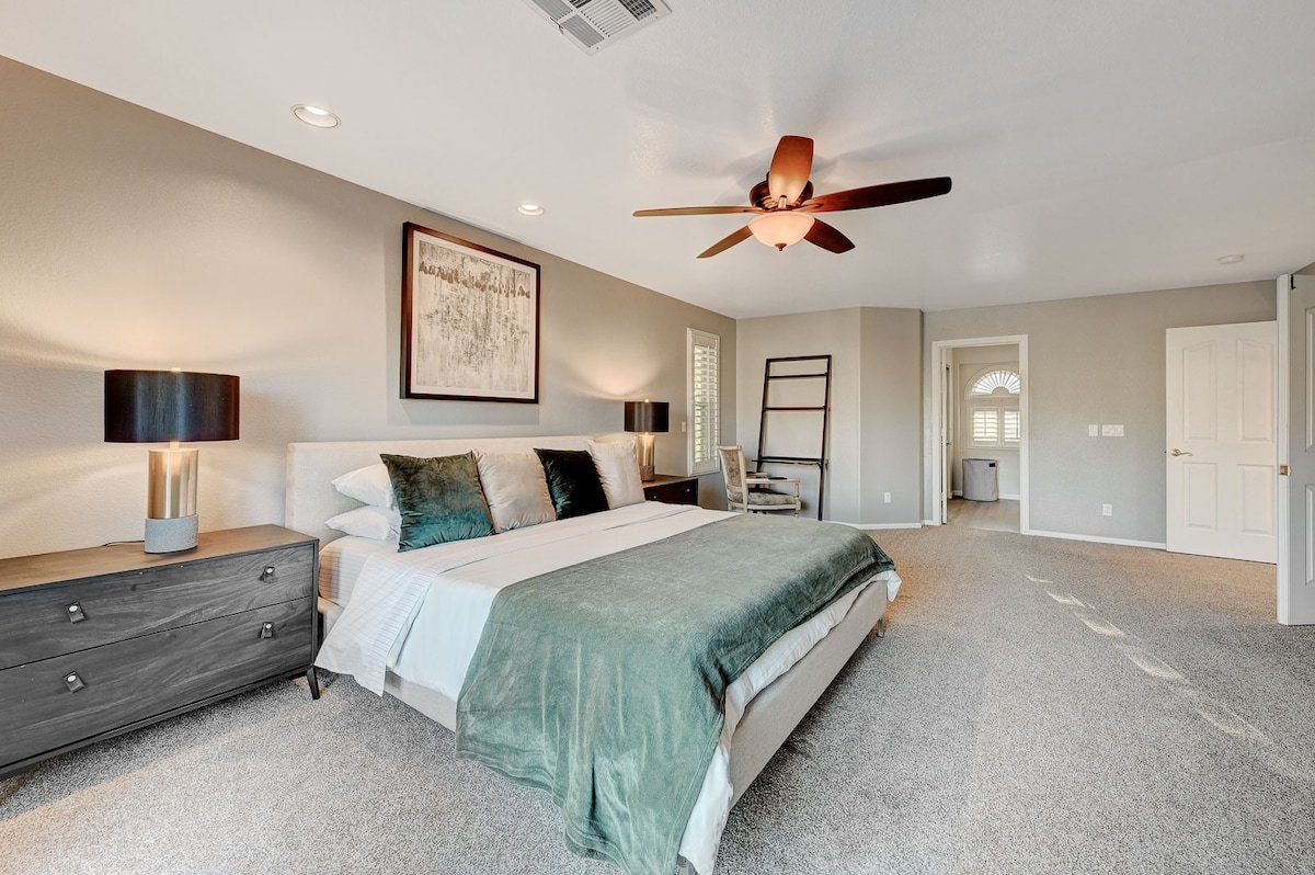 Gorgeous 6BR w/ Pool & Spa Games gallery image 5