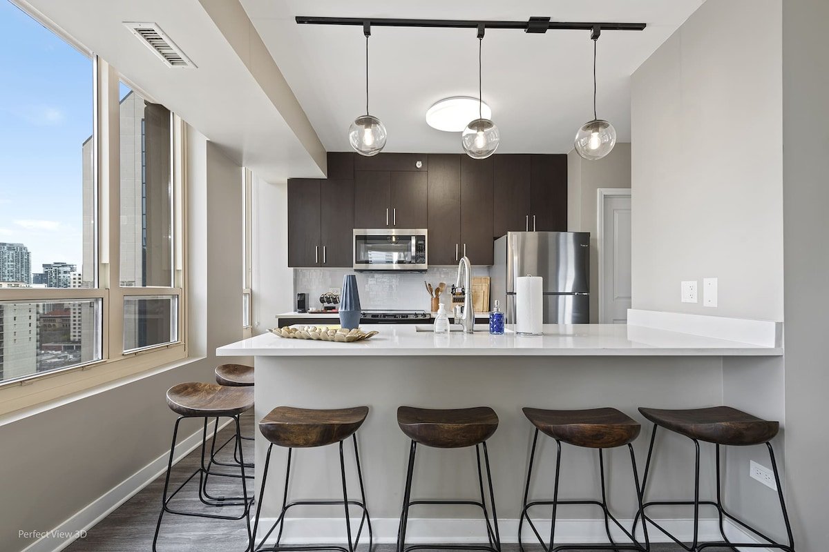 Elegant 2BR with Resort Amenities & City Views gallery image 3