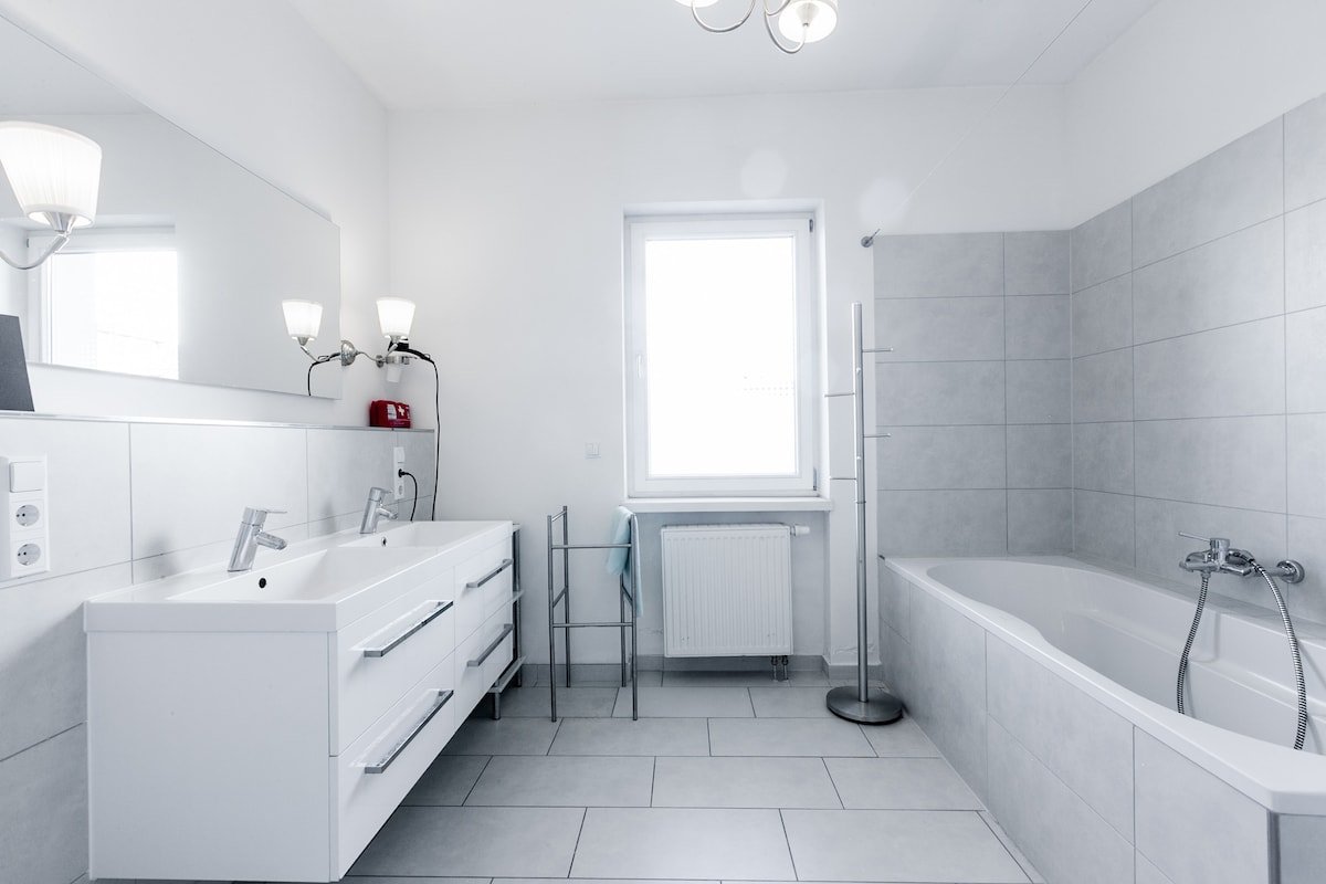 6 [RU5] 5 bedrs, 2 bath, @subway + Park ex-Airport gallery image 5