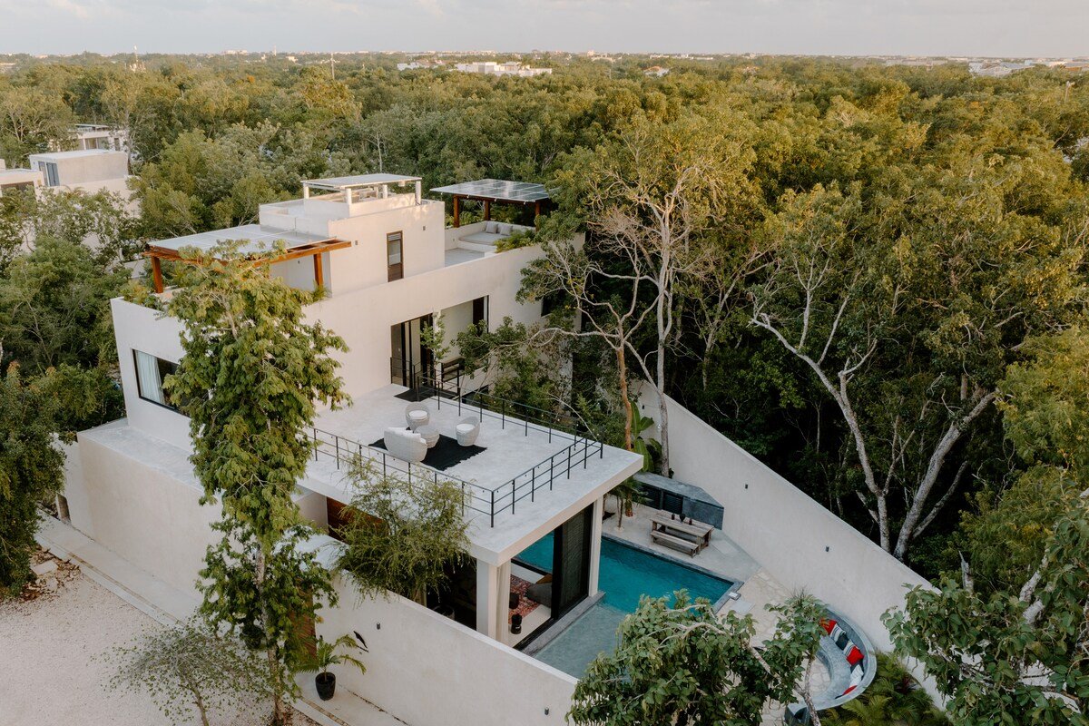 Casa Manati | Stunning Mansion with Rooftop & Pool gallery image 5