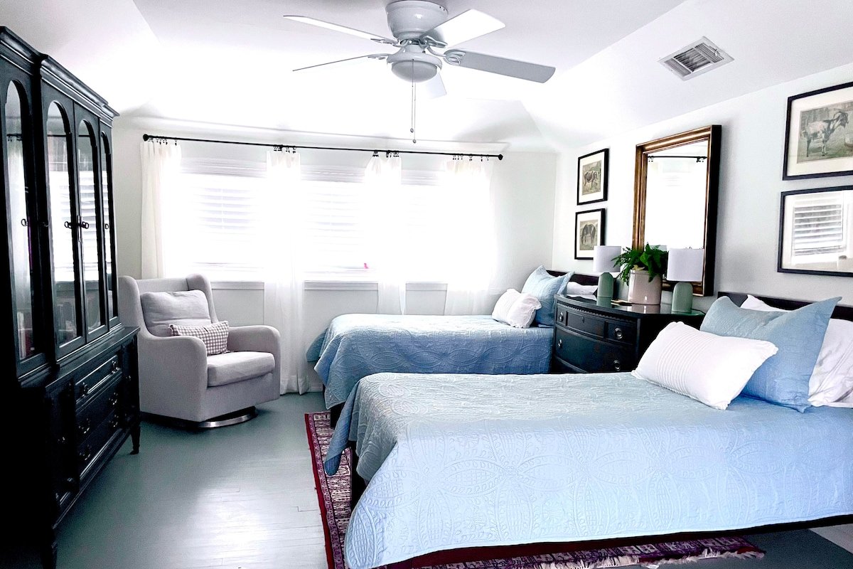 The Birdhouse – King Bed, Near SMU, Dog Friendly! gallery image 5